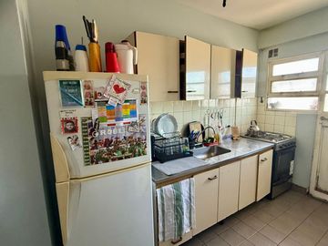 Venta Flores 5 amb. en torre con cochera.