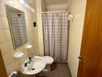 Venta Flores 5 amb. en torre con cochera.