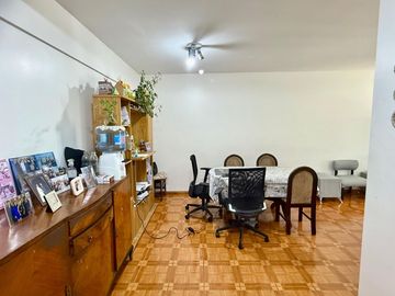 Venta Flores 5 amb. en torre con cochera.