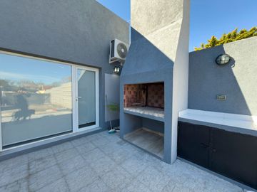 EN VENTA CASA 2 DORM. SEMI NUEVA VILLA ITALIA