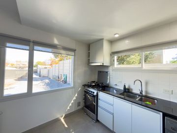 EN VENTA CASA 2 DORM. SEMI NUEVA VILLA ITALIA