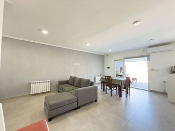 EN VENTA CASA 2 DORM. SEMI NUEVA VILLA ITALIA