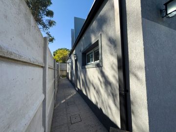 EN VENTA CASA 2 DORM. SEMI NUEVA VILLA ITALIA