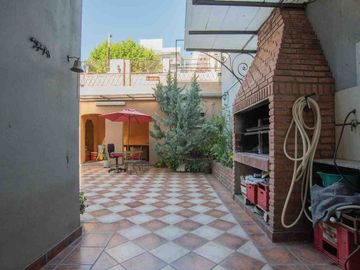 CASA EN BOEDO PATIO PARRILLA TERRAZA. PERMUTA