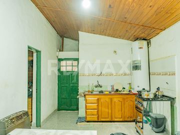 CASA CON DPTO Y MONOAMBIENTE EN VENTA