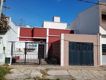 VENTA CASA 3 HABITACIONES. PATIO. COCHERAS. LANUS.