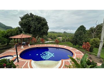 HERMOSA CASA CAMPESTRE CON PISCINA EN VENTA, SECTOR COMBIA PEREIRA