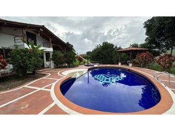 HERMOSA CASA CAMPESTRE CON PISCINA EN VENTA, SECTOR COMBIA PEREIRA