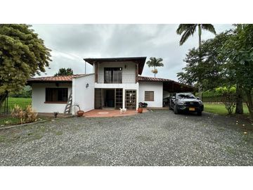 HERMOSA CASA CAMPESTRE CON PISCINA EN VENTA, SECTOR COMBIA PEREIRA