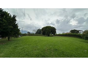 HERMOSA CASA CAMPESTRE CON PISCINA EN VENTA, SECTOR COMBIA PEREIRA