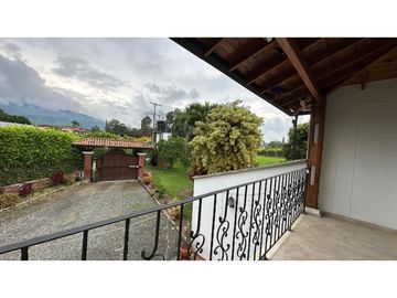 HERMOSA CASA CAMPESTRE CON PISCINA EN VENTA, SECTOR COMBIA PEREIRA