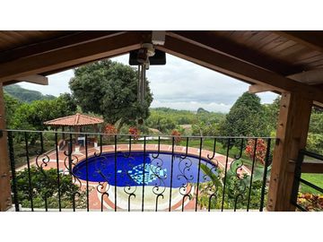 HERMOSA CASA CAMPESTRE CON PISCINA EN VENTA, SECTOR COMBIA PEREIRA