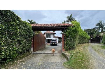 HERMOSA CASA CAMPESTRE CON PISCINA EN VENTA, SECTOR COMBIA PEREIRA