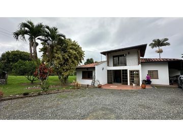 HERMOSA CASA CAMPESTRE CON PISCINA EN VENTA, SECTOR COMBIA PEREIRA