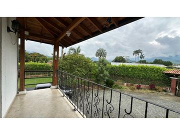 HERMOSA CASA CAMPESTRE CON PISCINA EN VENTA, SECTOR COMBIA PEREIRA