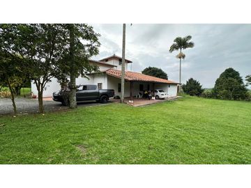 HERMOSA CASA CAMPESTRE CON PISCINA EN VENTA, SECTOR COMBIA PEREIRA