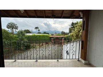 HERMOSA CASA CAMPESTRE CON PISCINA EN VENTA, SECTOR COMBIA PEREIRA