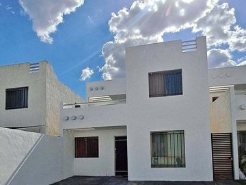 CASA EN LAS AMERICAS EN CALLE PRINCIPAL