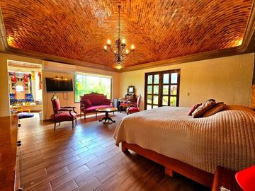 Casa con casita en San Miguel de Allende – Alberca, Paneles Solares y Casa Club