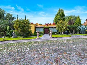 Casa con casita en San Miguel de Allende – Alberca, Paneles Solares y Casa Club
