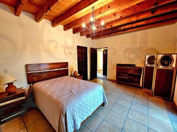Casa con casita en San Miguel de Allende – Alberca, Paneles Solares y Casa Club