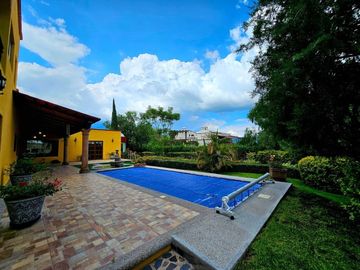 Casa con casita en San Miguel de Allende – Alberca, Paneles Solares y Casa Club