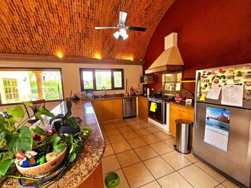 Casa con casita en San Miguel de Allende – Alberca, Paneles Solares y Casa Club