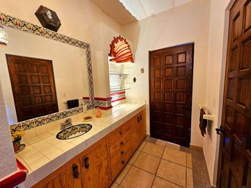 Casa con casita en San Miguel de Allende – Alberca, Paneles Solares y Casa Club