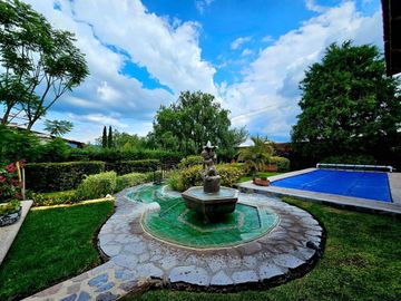 Casa con casita en San Miguel de Allende – Alberca, Paneles Solares y Casa Club