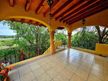 Casa con casita en San Miguel de Allende – Alberca, Paneles Solares y Casa Club