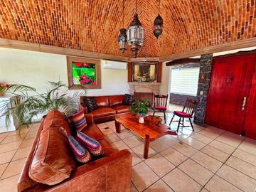 Casa con casita en San Miguel de Allende – Alberca, Paneles Solares y Casa Club