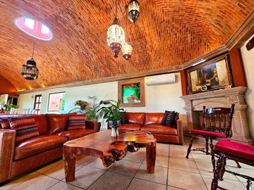 Casa con casita en San Miguel de Allende – Alberca, Paneles Solares y Casa Club