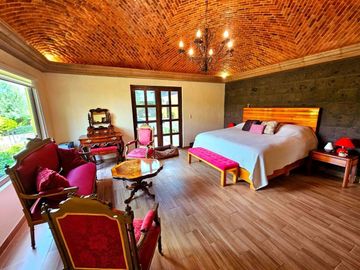 Casa con casita en San Miguel de Allende – Alberca, Paneles Solares y Casa Club
