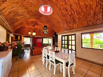 Casa con casita en San Miguel de Allende – Alberca, Paneles Solares y Casa Club