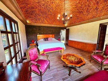 Casa con casita en San Miguel de Allende – Alberca, Paneles Solares y Casa Club