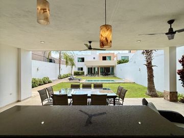 🏡 Residencia sobre Avenida Principal en Montebello – Amplios Espacios