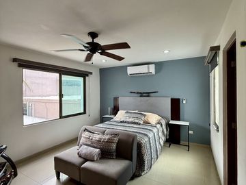 🏡 Residencia sobre Avenida Principal en Montebello – Amplios Espacios