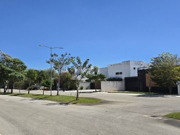PRECIOSO TERRENO EN PRIVADA RESIDENCIAL CON AMENIDADES EN MERIDA.