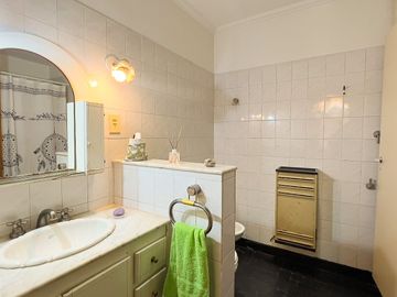 VENTA CASA 4 DORM. SEMICENTRO TANDIL