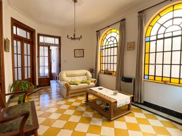VENTA CASA 4 DORM. SEMICENTRO TANDIL