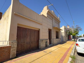 VENTA CASA 4 DORM. SEMICENTRO TANDIL