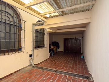 VENTA CASA 4 DORM. SEMICENTRO TANDIL