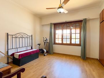 VENTA CASA 4 DORM. SEMICENTRO TANDIL