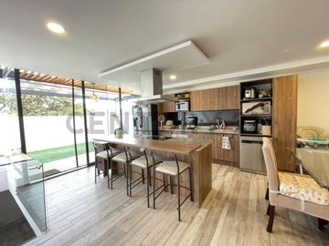 En venta casa con patio en conjunto privado. Sector Tumbaco