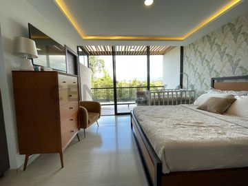En venta casa con patio en conjunto privado. Sector Tumbaco