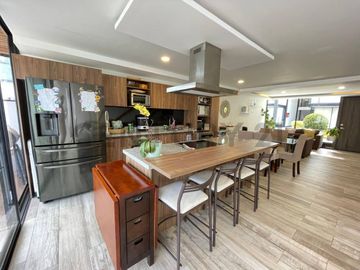 En venta casa con patio en conjunto privado. Sector Tumbaco