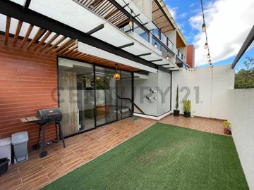 En venta casa con patio en conjunto privado. Sector Tumbaco