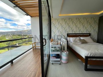 En venta casa con patio en conjunto privado. Sector Tumbaco