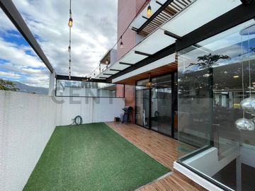 En venta casa con patio en conjunto privado. Sector Tumbaco