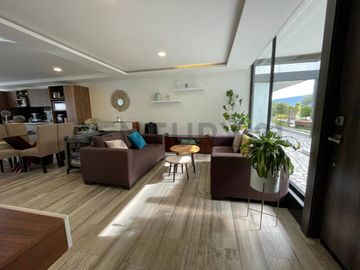 En venta casa con patio en conjunto privado. Sector Tumbaco